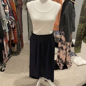 NWT navy pleated Magnolia skirt